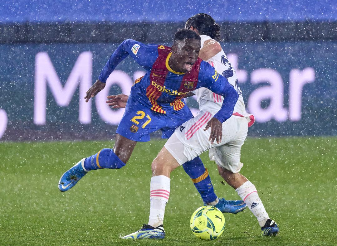 Illaix Moriba es derribado por Isco en el Real Madrid - Barcelona de LaLiga Illaix Moriba es derribado por Isco en el Real Madrid - Barcelona de LaLiga