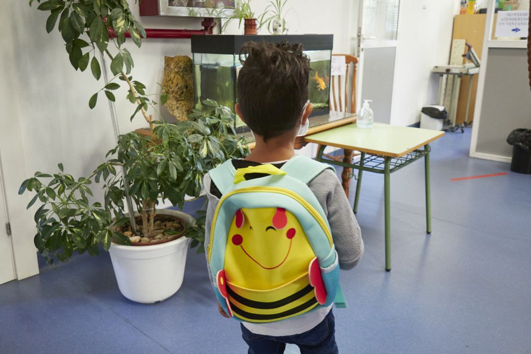 Archivo - Un niño entra en un colegio. Archivo - Un niño entra en un colegio.