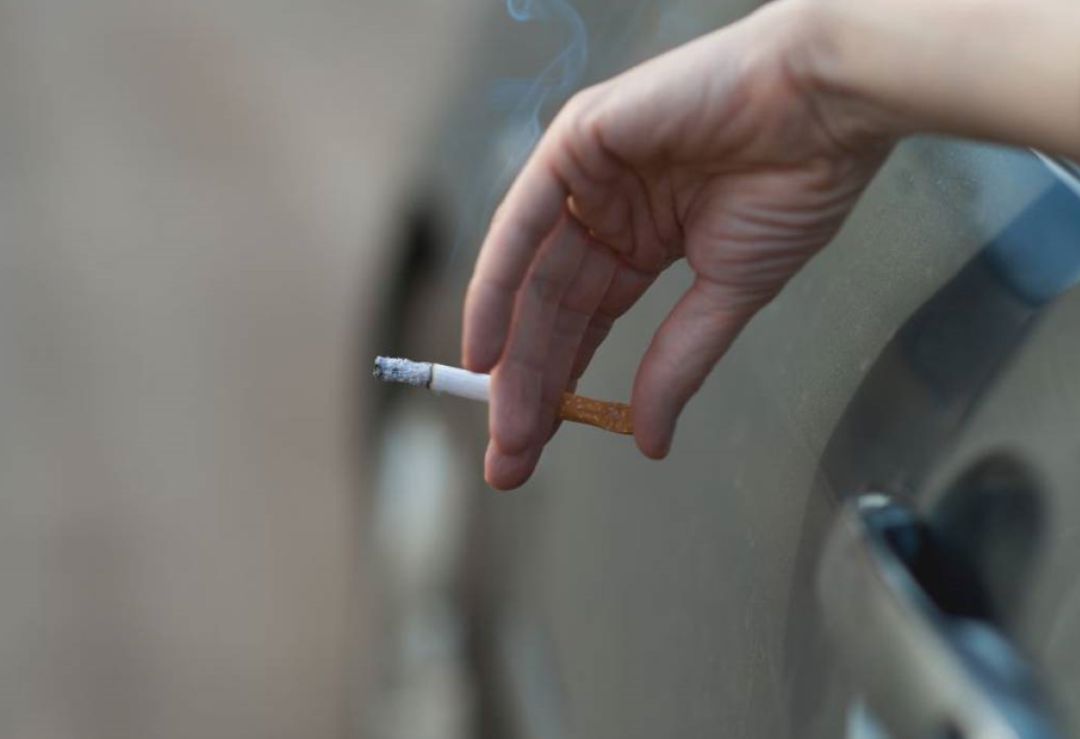 Imagen de archivo de una persona fumando Imagen de archivo de una persona fumando