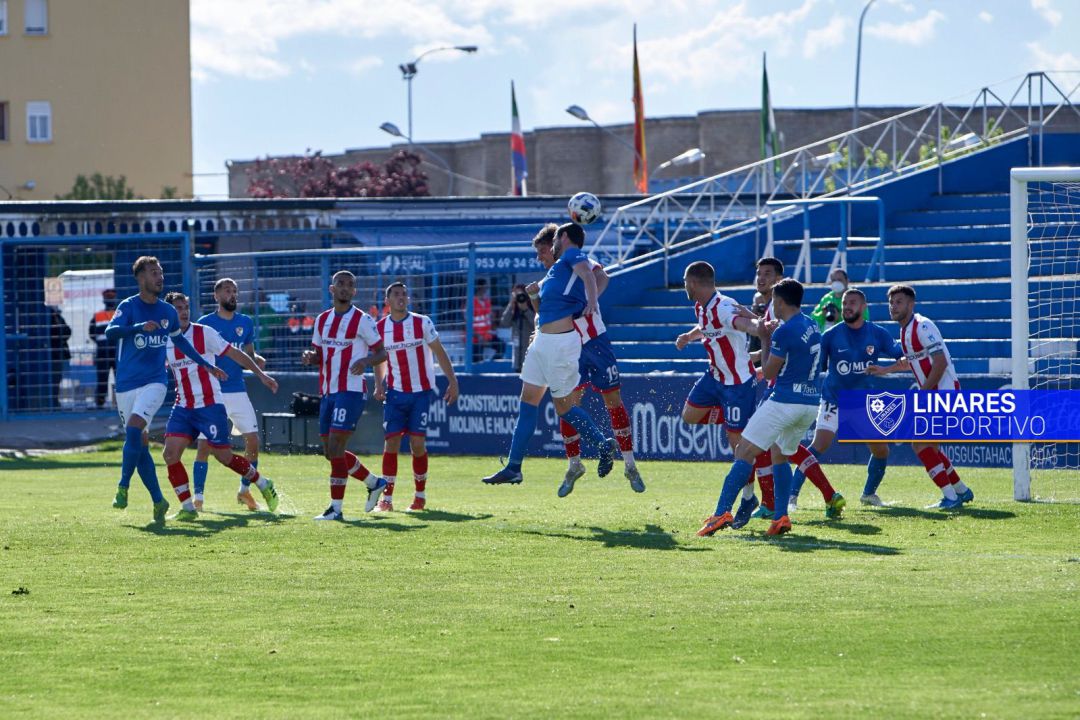 Un momento del partido en Linares. Un momento del partido en Linares.