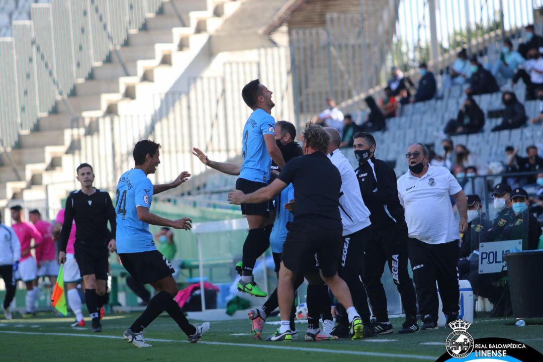 La plantilla celebra el gol en Córdoba. La plantilla celebra el gol en Córdoba.