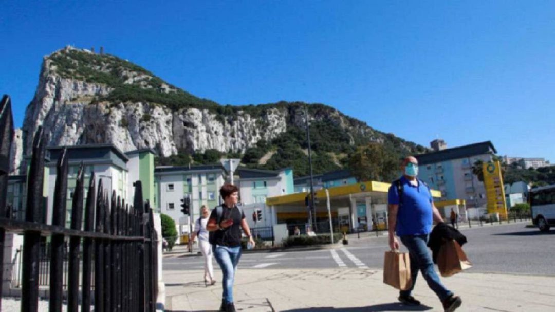 Varias personas caminan por Gibraltar. Varias personas caminan por Gibraltar.