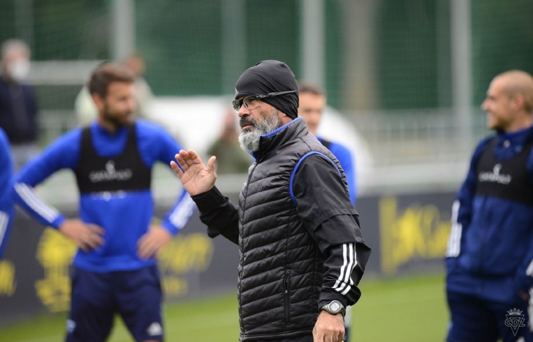 Cervera explica a sus jugadores una acción durante un entrenamiento. Cervera explica a sus jugadores una acción durante un entrenamiento.