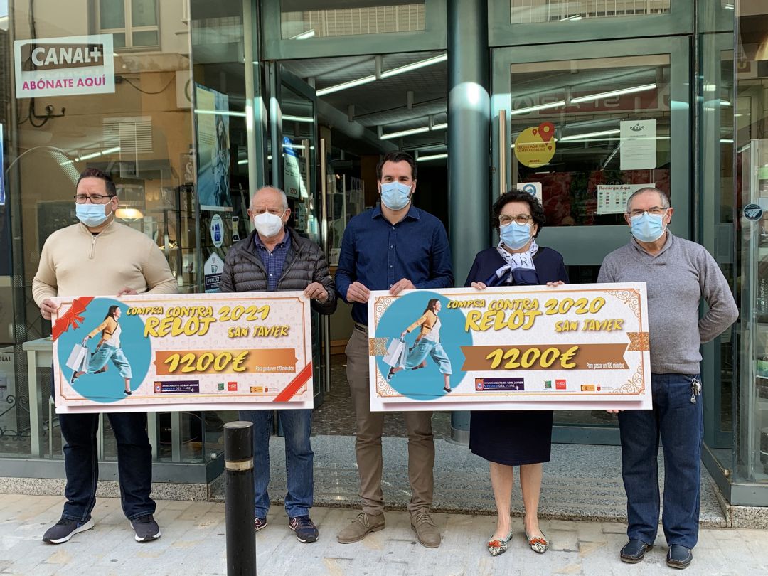 Entrega de los cheques de 1.200 euros a los ganadores de la Compra Contrareloj 2020 y 2021, por parte de Hector Verdú, concejal de Comercio del Ayuntamiento de San Javier Entrega de los cheques de 1.200 euros a los ganadores de la Compra Contrareloj 2020 y 2021, por parte de Hector Verdú, concejal de Comercio del Ayuntamiento de San Javier
