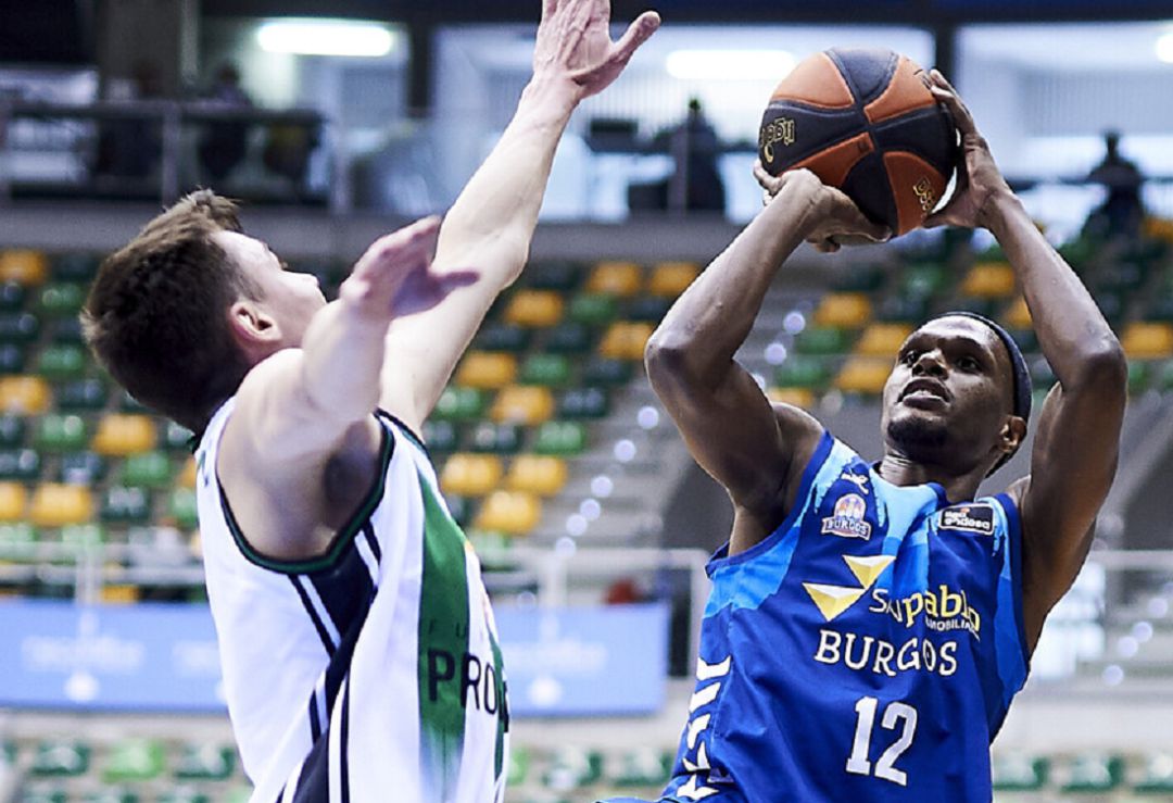 Thad McFadden ante la defensa de Dimitrijevic Thad McFadden ante la defensa de Dimitrijevic