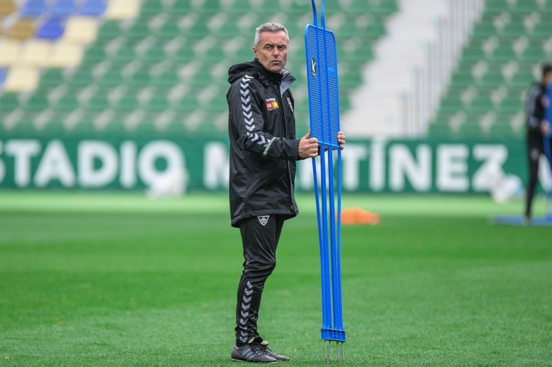 Fran Escribá durante un entrenamiento en el Martínez Valero Fran Escribá durante un entrenamiento en el Martínez Valero