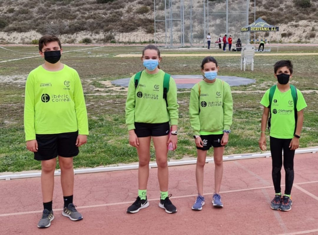 Los cuatro jóvenes atletas del C. A. Elda en la pista eldense Los cuatro jóvenes atletas del C. A. Elda en la pista eldense