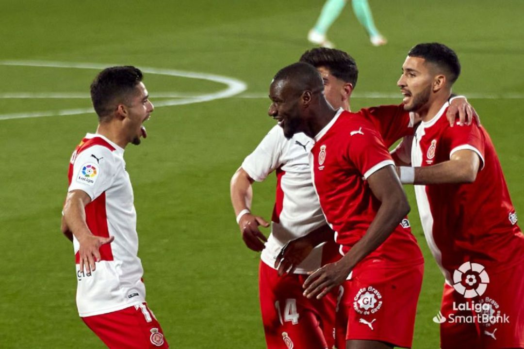Couto i Sylla a punt d'abraçar-se després del tercer gol. Couto i Sylla a punt d'abraçar-se després del tercer gol.