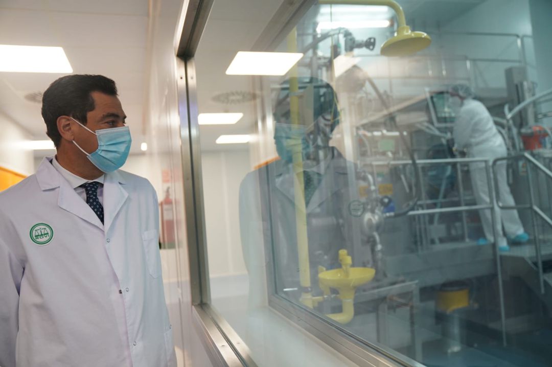 El presidente de la Junta, Juanma Moreno, en su visita a Laboratorios Rovi, en Granada El presidente de la Junta, Juanma Moreno, en su visita a Laboratorios Rovi, en Granada