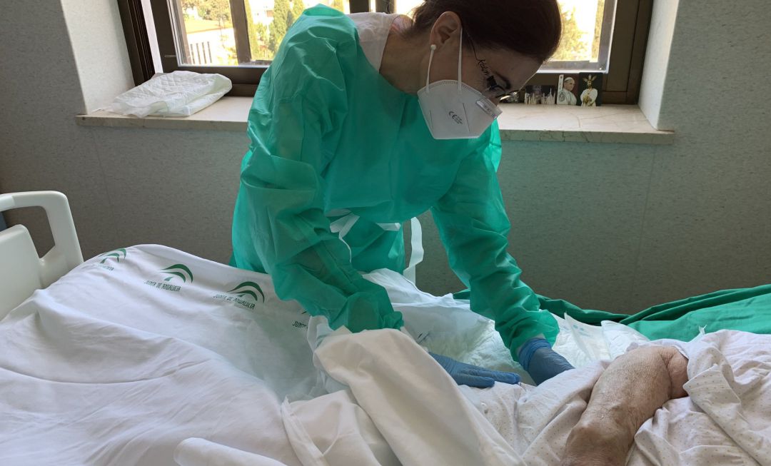 Una profesional sanitaria atiende a una persona ingresada en un hospital. Una profesional sanitaria atiende a una persona ingresada en un hospital.