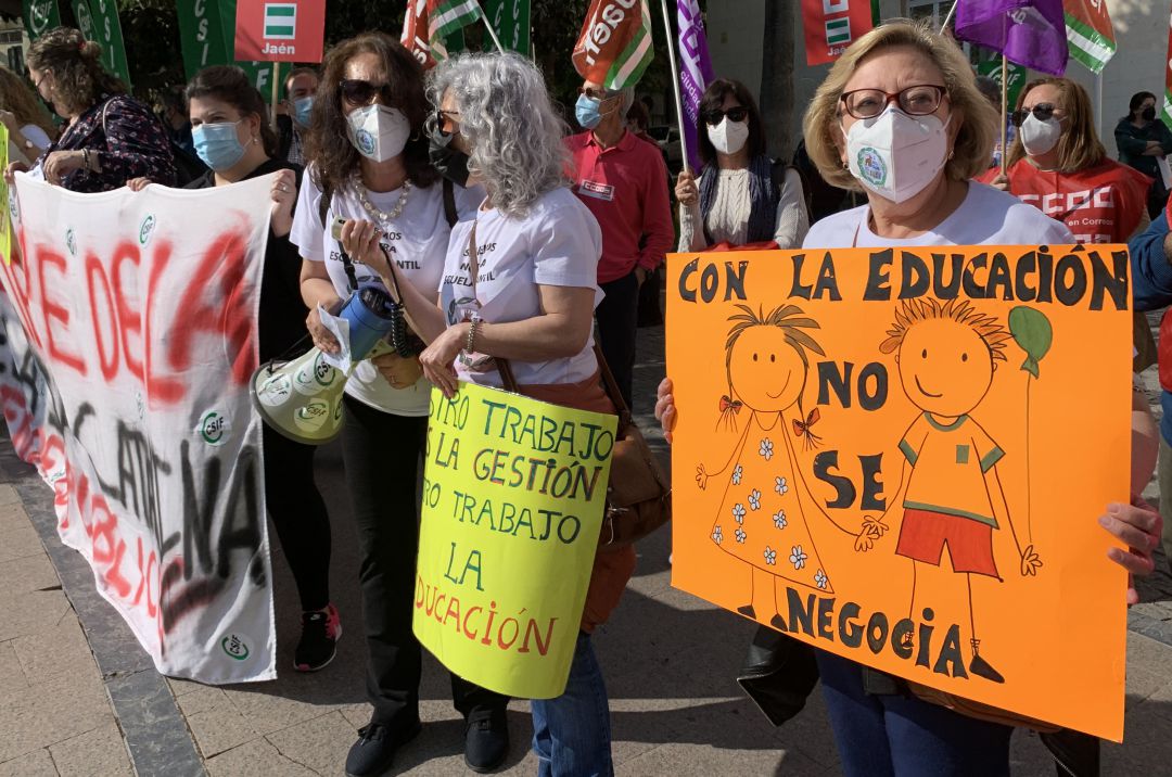 Una mujer sostiene un cartel reivindicativo durante la protesta de esta mañana. Una mujer sostiene un cartel reivindicativo durante la protesta de esta mañana.