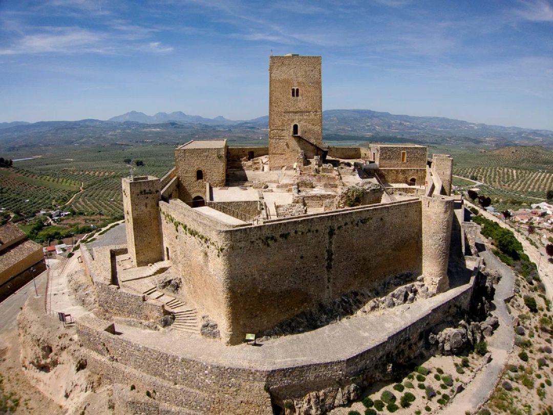 El magnífico Castillo de Alcaudete, es uno de los grandes atractivos turísticos de Jaén El magnífico Castillo de Alcaudete, es uno de los grandes atractivos turísticos de Jaén