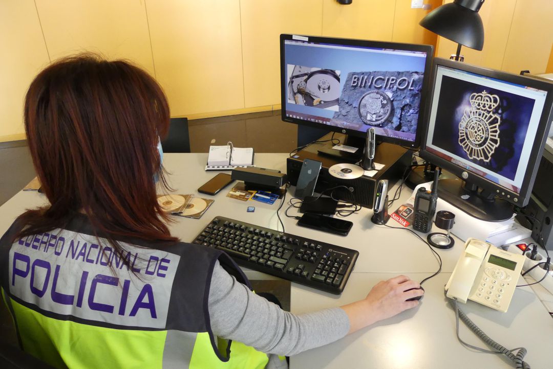 Una agente de policía investiga el delito de estafa Una agente de policía investiga el delito de estafa