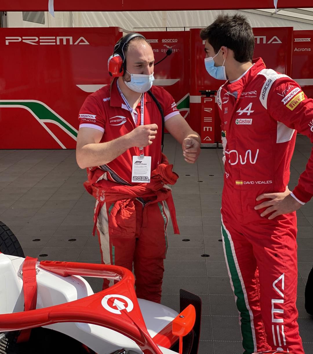 Vidales, en el circuito italiano junto a uno de los miembros del staff Vidales, en el circuito italiano junto a uno de los miembros del staff