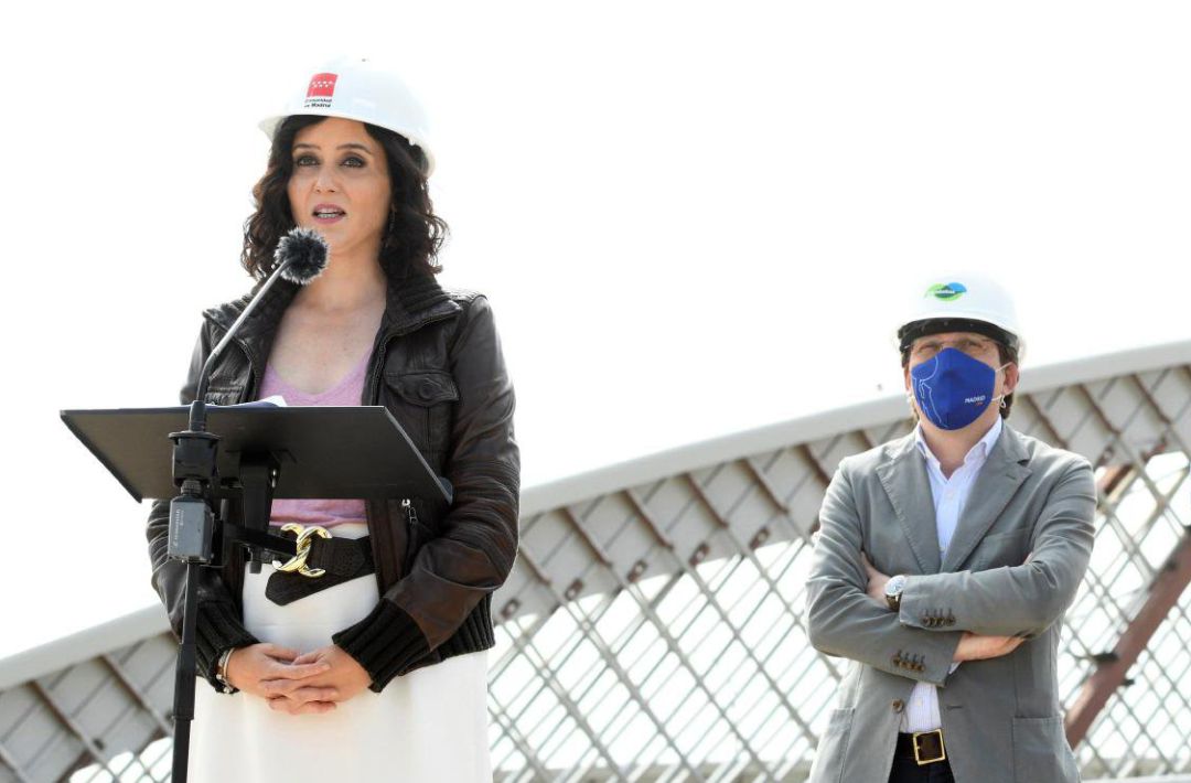 La presidenta de la Comunidad de Madrid, Isabel Díaz Ayuso, en su visita este viernes a las obras del puente que unirá el desarrollo de Valdebebas y la T4 del Aeropuerto Adolfo Suárez Madrid-Barajas. La presidenta de la Comunidad de Madrid, Isabel Díaz Ayuso, en su visita este viernes a las obras del puente que unirá el desarrollo de Valdebebas y la T4 del Aeropuerto Adolfo Suárez Madrid-Barajas.