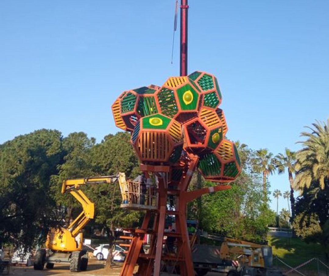 Imagen del 'limonero metálico' que estos días se instala en el Jardín Botánico del Malecón como área de juegos infantiles Imagen del 'limonero metálico' que estos días se instala en el Jardín Botánico del Malecón como área de juegos infantiles