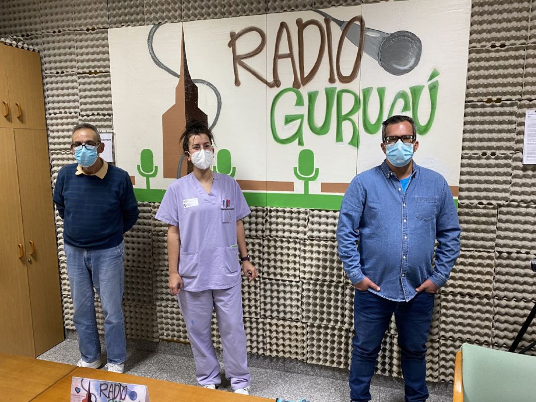 En la imagen, María de Terapia Ocupacional está flanqueada por Carlos y José Luis, reporteros de Radio Gurugú En la imagen, María de Terapia Ocupacional está flanqueada por Carlos y José Luis, reporteros de Radio Gurugú