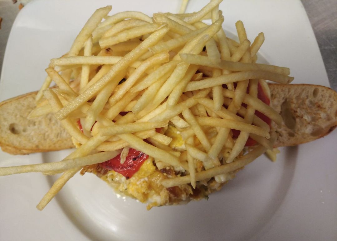 Revuelto de bacalao con cebolla caramelizada y patatas paja Revuelto de bacalao con cebolla caramelizada y patatas paja