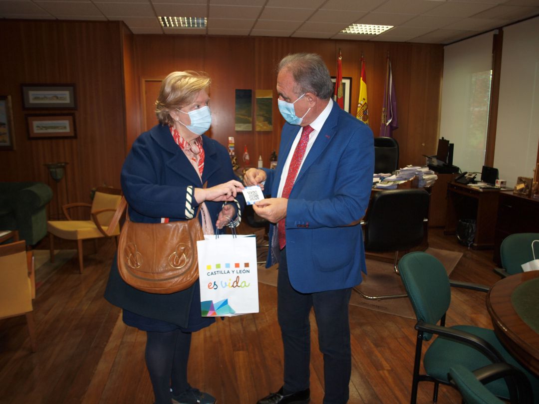 La Junta entrega a las asociaciones de hosteleros de Palencia códigos QR dentro de la campaña de la Agencia de Protección Civil ‘Si te cuidas me cuidas’ La Junta entrega a las asociaciones de hosteleros de Palencia códigos QR dentro de la campaña de la Agencia de Protección Civil ‘Si te cuidas me cuidas’