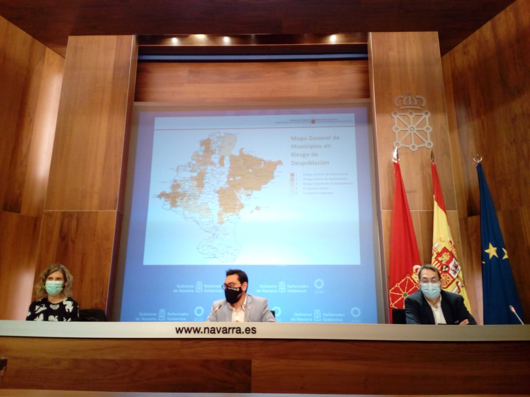 El director de Administración Local y Despoblación, Jesús Mari Rodríguez, en el centro. Le acompañan Cristina Toledano, directora del Servicio de Infraestructuras Locales, y Ángel Labiano, jefe de Sección de Información Local y Lucha contra la Despoblación. El director de Administración Local y Despoblación, Jesús Mari Rodríguez, en el centro. Le acompañan Cristina Toledano, directora del Servicio de Infraestructuras Locales, y Ángel Labiano, jefe de Sección de Información Local y Lucha contra la Despoblación.