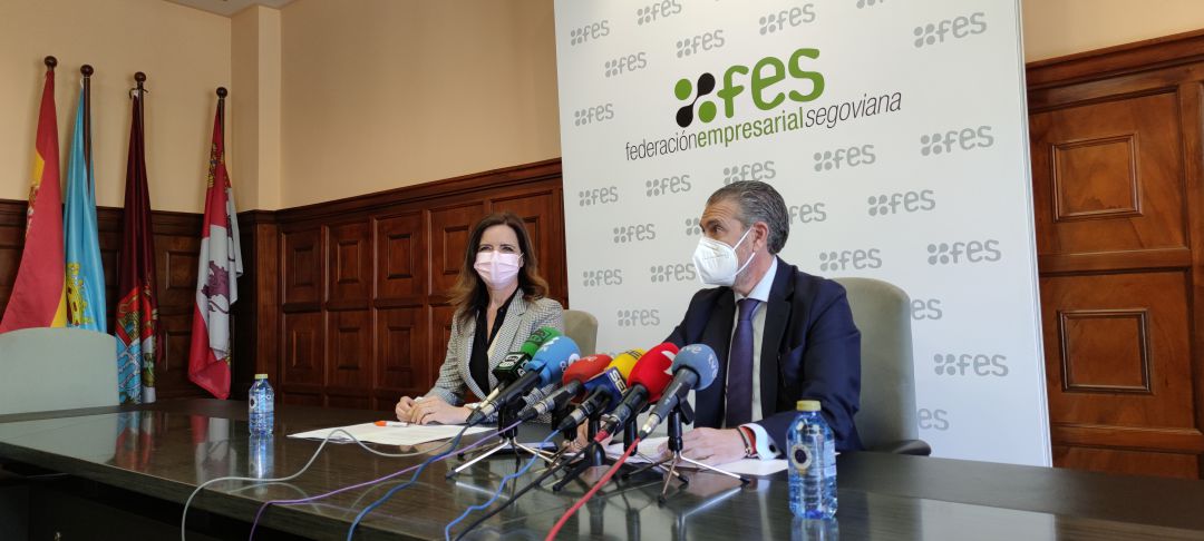 Ana Carlota Amigo, Consejera de Empleo e Industria de la Junta de Castilla y León, y Andrés Ortega, presidente de la FES Ana Carlota Amigo, Consejera de Empleo e Industria de la Junta de Castilla y León, y Andrés Ortega, presidente de la FES
