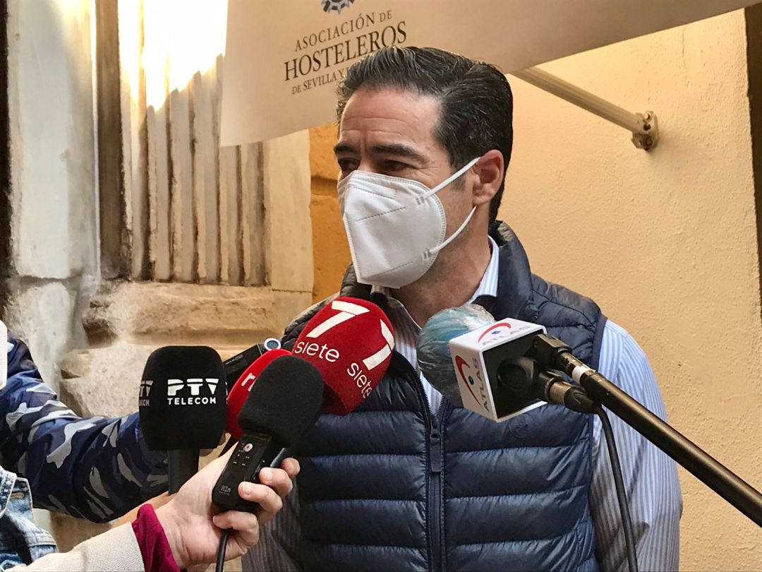 Antonio Luque, presidente de los hosteleros sevillanos, ante la sede de la Asociación de Hosteleros de Sevilla Antonio Luque, presidente de los hosteleros sevillanos, ante la sede de la Asociación de Hosteleros de Sevilla