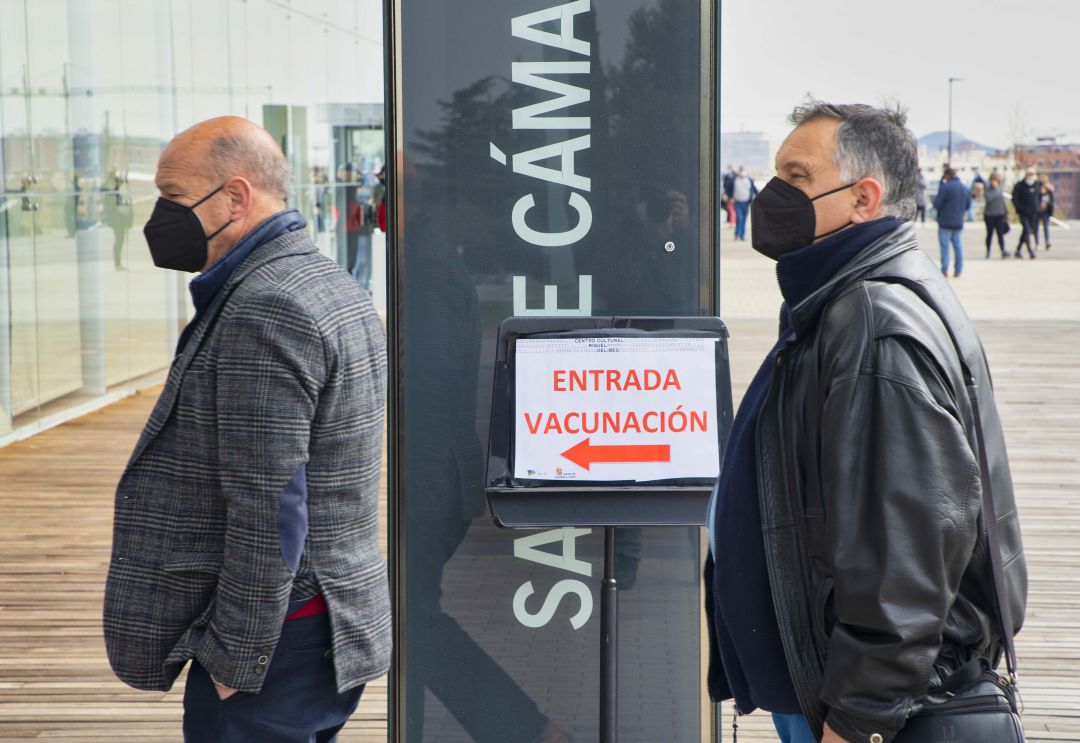 Colas a las puertas del Miguel Delibes para la vacunación Colas a las puertas del Miguel Delibes para la vacunación