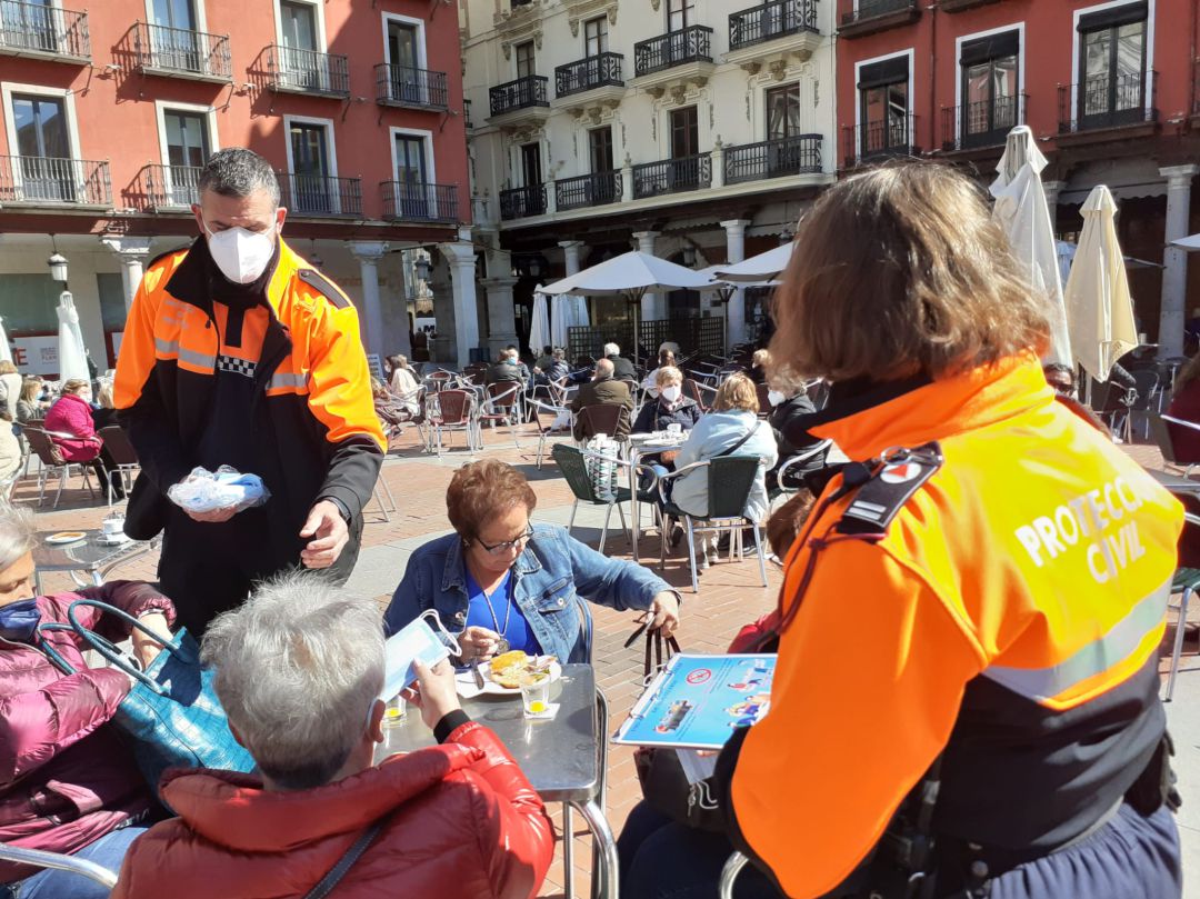 Voluntarios de Protección Civil en la Plaza Mayor de Valladolid Voluntarios de Protección Civil en la Plaza Mayor de Valladolid