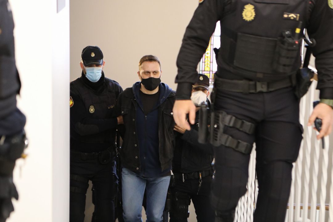 El acusado Norbert Feher, alias ‘Igor el Ruso', escoltado por varios agentes a su llegada a la Audiencia Provincial de Teruel, El acusado Norbert Feher, alias ‘Igor el Ruso', escoltado por varios agentes a su llegada a la Audiencia Provincial de Teruel,