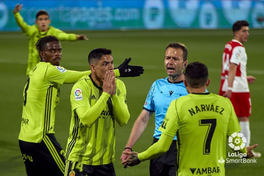Los jugadores del Real Zaragoza le recriminan una acción del partido al colegiado Los jugadores del Real Zaragoza le recriminan una acción del partido al colegiado