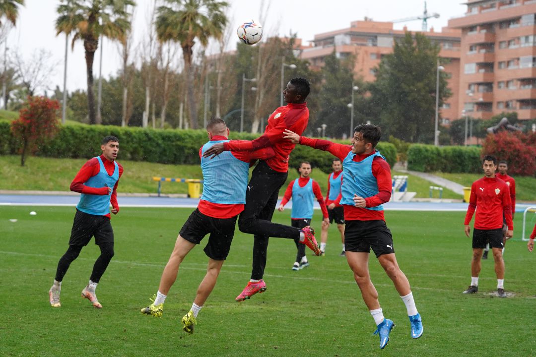 La plantilla tiene que dar un paso al frente ante el Espanyol. La plantilla tiene que dar un paso al frente ante el Espanyol.