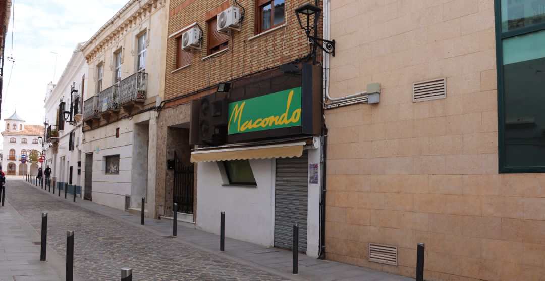 Imagen de archivo de la fachada del pub Macondo de Manzanares (Ciudad Real) Imagen de archivo de la fachada del pub Macondo de Manzanares (Ciudad Real)