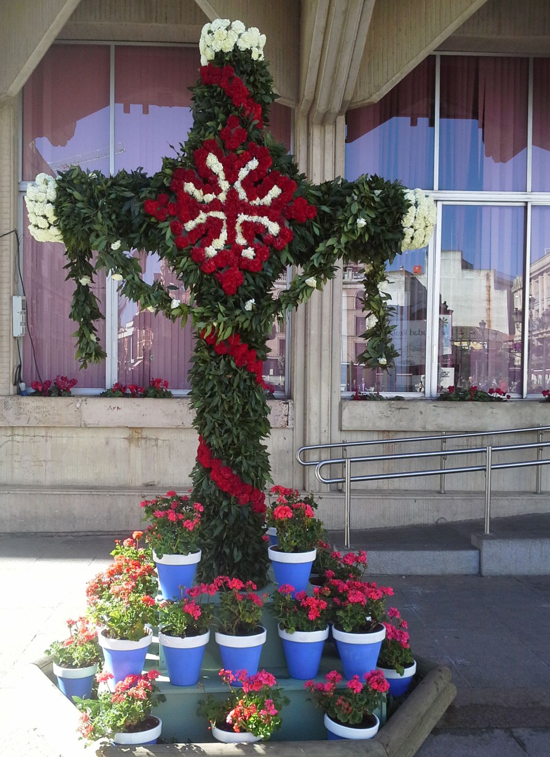 Imagen de una Cruz de Mayo en el Ayuntamiento de Ciudad Real. Imagen de una Cruz de Mayo en el Ayuntamiento de Ciudad Real.