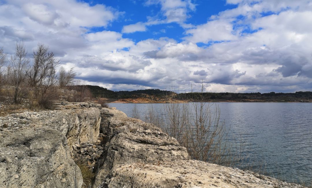 El embalse de Buendía en el entorno de las ruinas del pueblo de Santa María de Poyos. El embalse de Buendía en el entorno de las ruinas del pueblo de Santa María de Poyos.