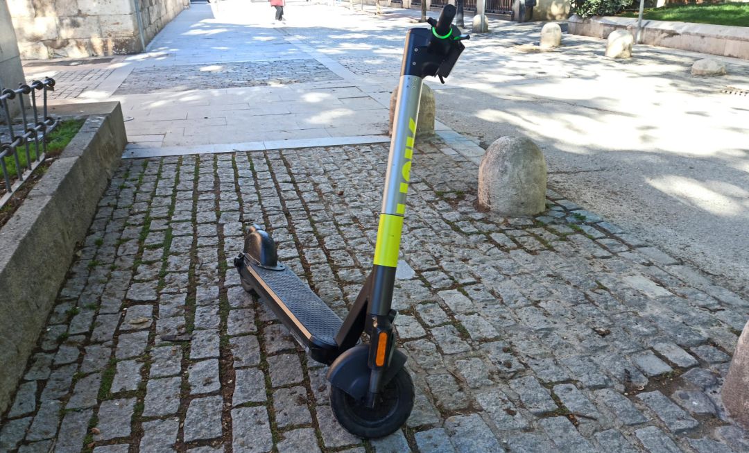 Patinete situado en la acera en el casco histórico de Alcalá de Henares. Patinete situado en la acera en el casco histórico de Alcalá de Henares.