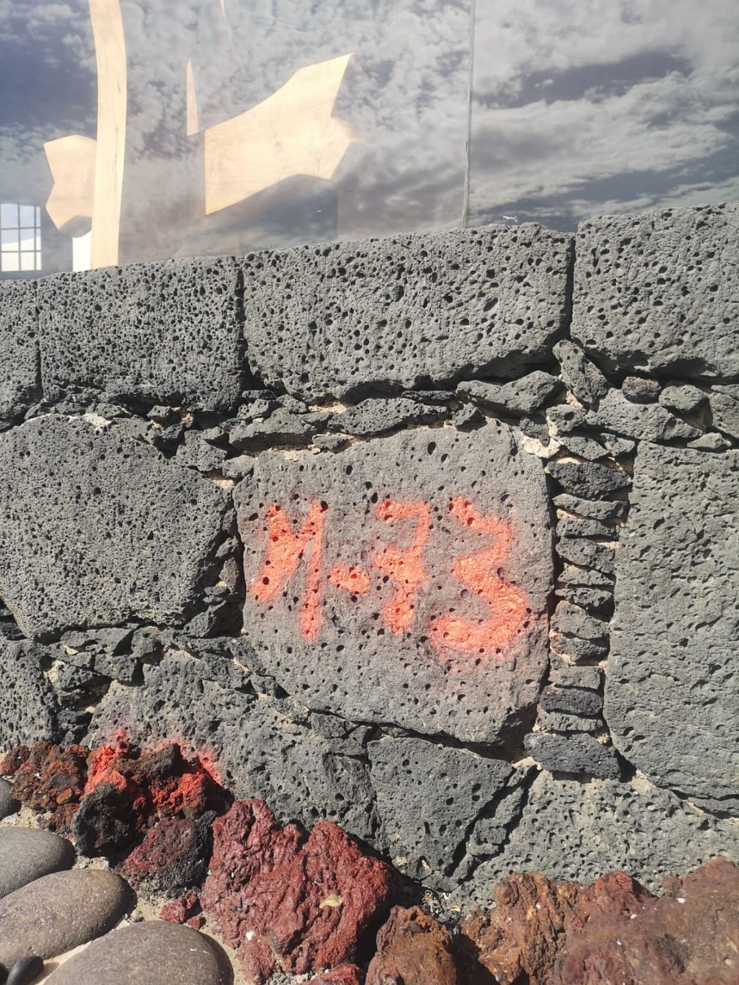 Pintada en la fachada del Museo Internacional de Arte Contemporáneo Castillo de San José. Pintada en la fachada del Museo Internacional de Arte Contemporáneo Castillo de San José.