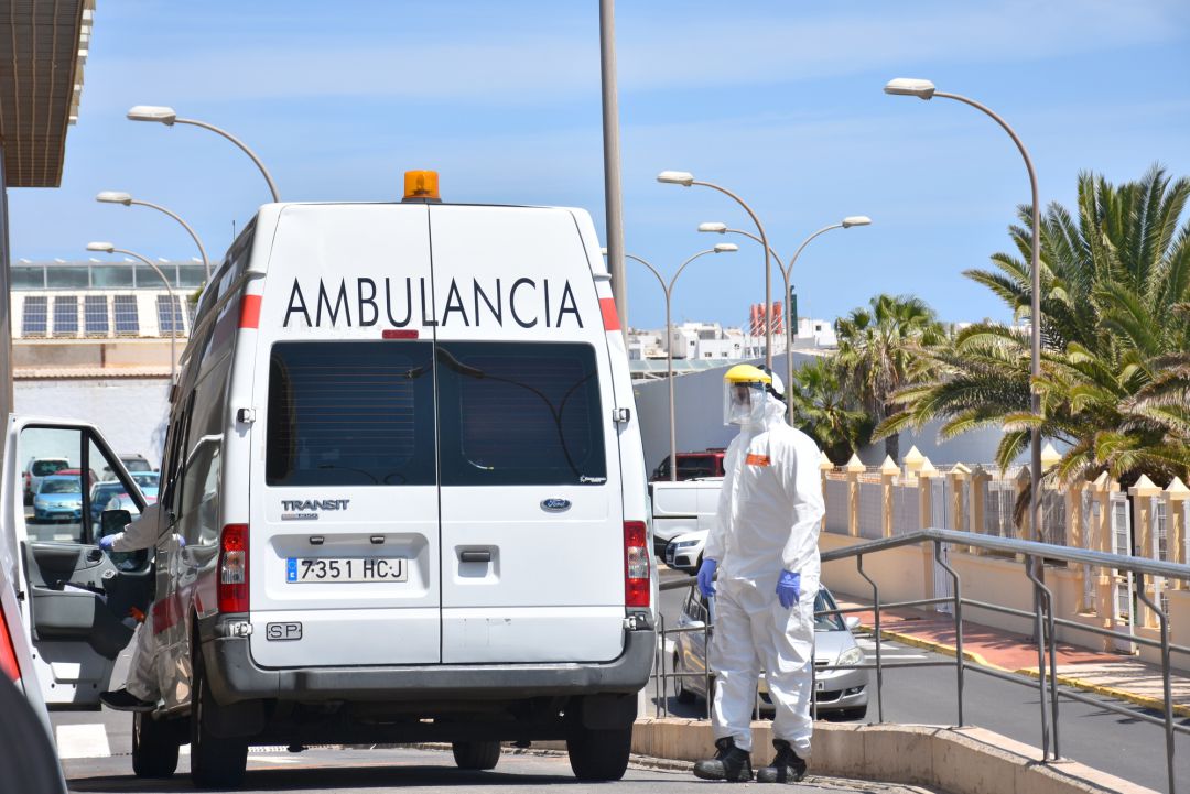 Ambulancia de Cruz Roja en la entrada de Urgencias del hospital doctor José Molina Orosa de Arrecife, en Lanzarote. Ambulancia de Cruz Roja en la entrada de Urgencias del hospital doctor José Molina Orosa de Arrecife, en Lanzarote.