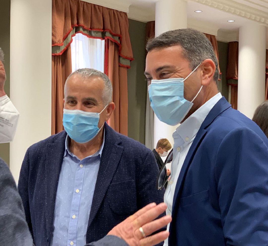 De izquierda a derecha: Mario Cabrera y Oswaldo Betancort, parlamentarios de CC-PNC-AHI por Fuerteventura y Lanzarote. De izquierda a derecha: Mario Cabrera y Oswaldo Betancort, parlamentarios de CC-PNC-AHI por Fuerteventura y Lanzarote.