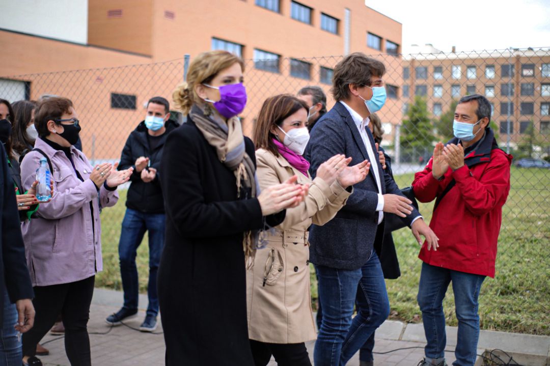 Hana Jalloul (i), Adriana Lastra (c) y Javier Ayala, en el acto de este jueves junto a la parcela cedida por el Ayuntamiento de Fuenlabrada a la Comunidad de Madrid para la construcción de un centro de salud para el barrio del Vivero-Hospital-Universidad Hana Jalloul (i), Adriana Lastra (c) y Javier Ayala, en el acto de este jueves junto a la parcela cedida por el Ayuntamiento de Fuenlabrada a la Comunidad de Madrid para la construcción de un centro de salud para el barrio del Vivero-Hospital-Universidad