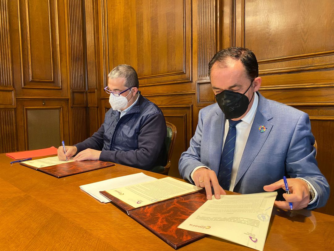 Momento de la firma del convenio entre Diputación y Cámara de Comercio de Soria Momento de la firma del convenio entre Diputación y Cámara de Comercio de Soria