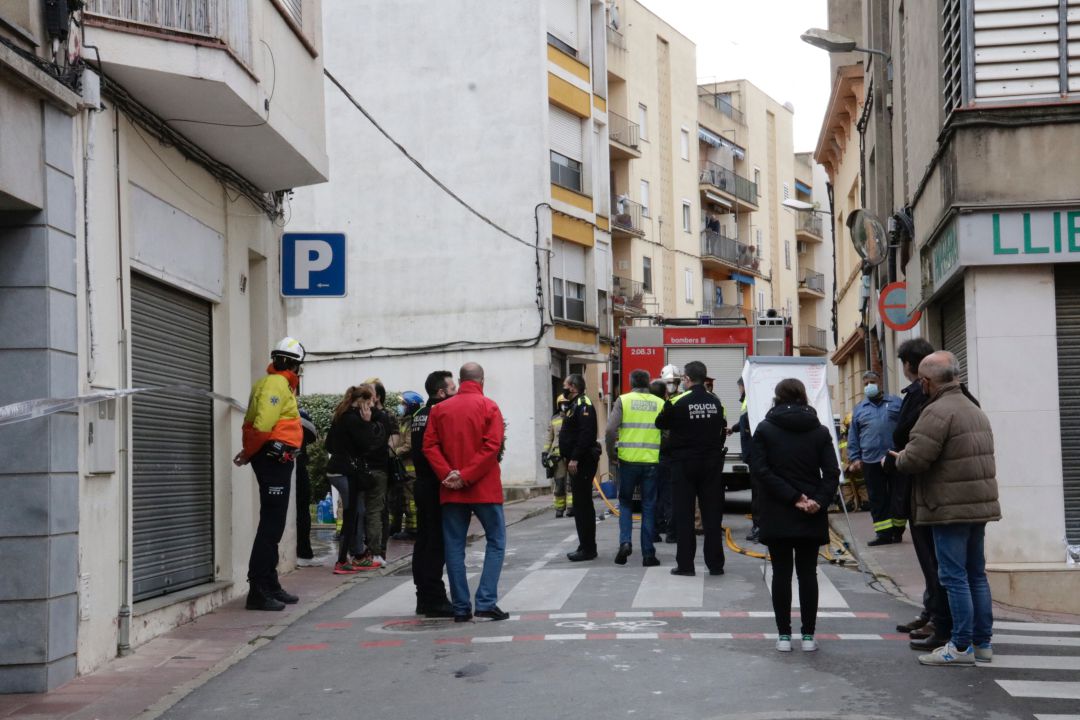 Lugar del incendio con la presencia de los bomberos Lugar del incendio con la presencia de los bomberos