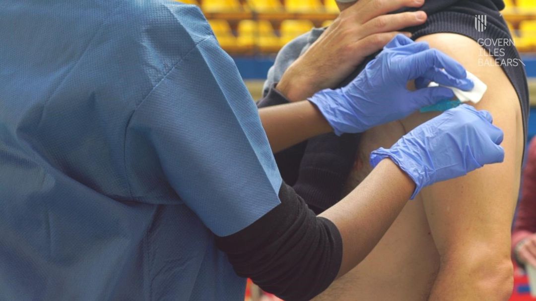 Un sanitario administra una vacuna de la COVID-19 en Baleares. Un sanitario administra una vacuna de la COVID-19 en Baleares.