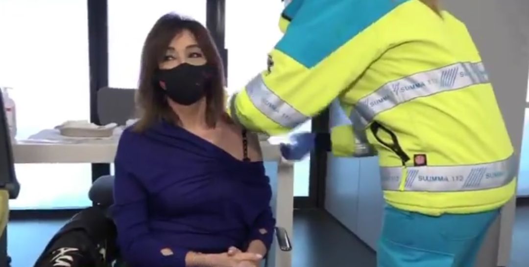 Ana Rosa Quintana en el momento que recibía la vacuna de AstraZeneca en el Wanda Metropolitano Ana Rosa Quintana en el momento que recibía la vacuna de AstraZeneca en el Wanda Metropolitano