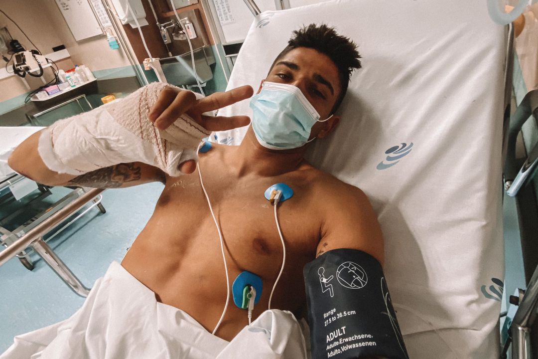 Jorge Martín saluda desde el hospital tras su accidente en Portimao Jorge Martín saluda desde el hospital tras su accidente en Portimao