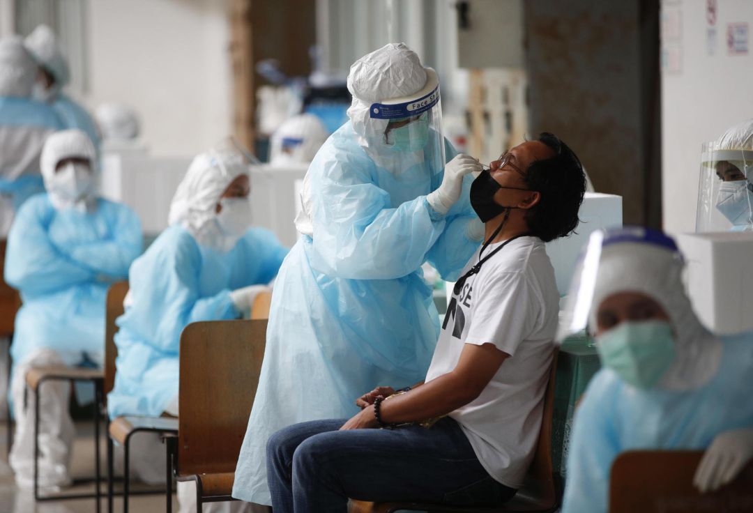 Un hombre se hace una prueba contra el coronavirus en Bangkok, Tailandia Un hombre se hace una prueba contra el coronavirus en Bangkok, Tailandia