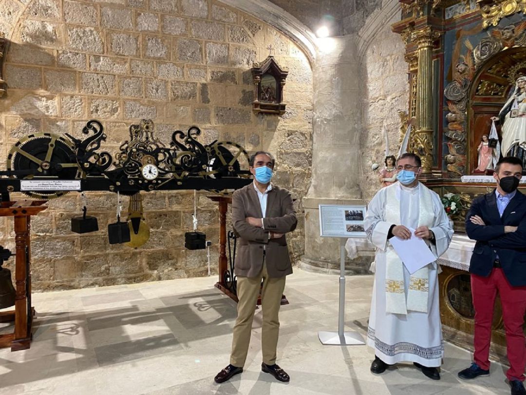 El alcalde de Roa, David Colinas, flanquea el reloj restaurado, junto al párroco, Alfredo Pérez, y el restaurador, Daniel Sanz. El alcalde de Roa, David Colinas, flanquea el reloj restaurado, junto al párroco, Alfredo Pérez, y el restaurador, Daniel Sanz.