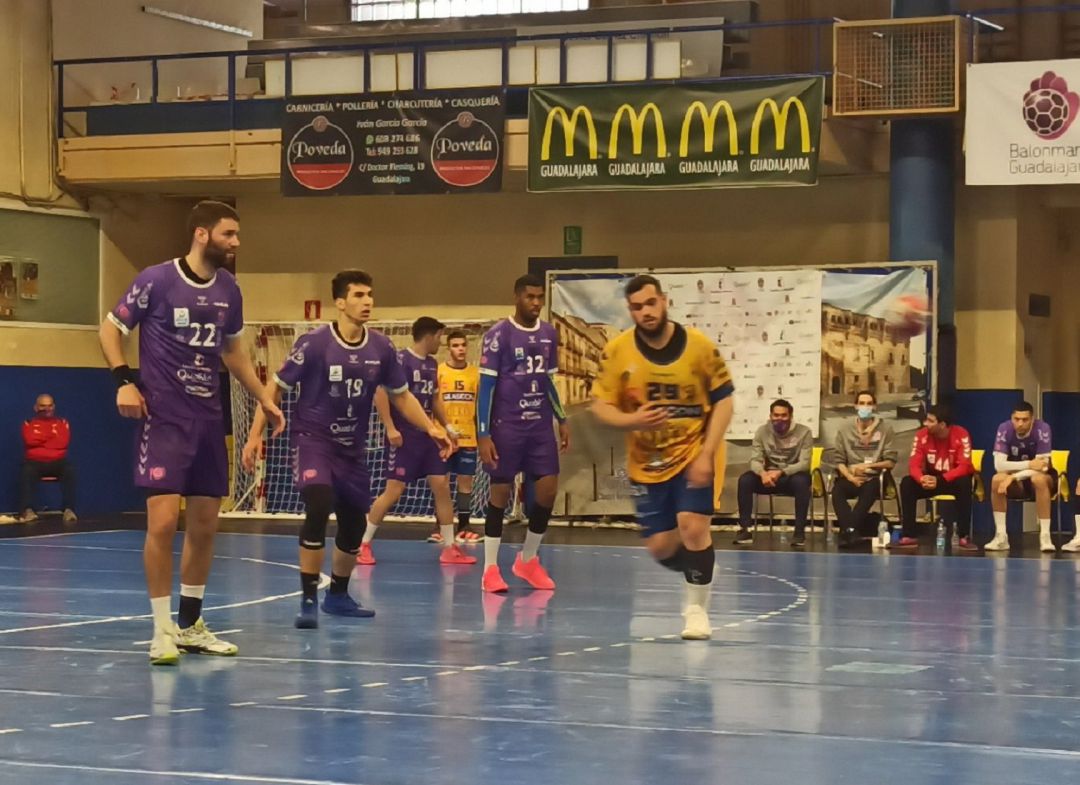 El pivote leonés del Villa de Aranda, Javi García, anotó cuatro tantos frente a Guadalajara. El pivote leonés del Villa de Aranda, Javi García, anotó cuatro tantos frente a Guadalajara.