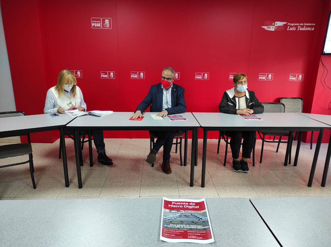En la presentación participaron el alcalde y secretario general de la Agrupación Socialista de Ponferrada, Olegario Ramón; la portavoz del Grupo Municipal Socialista, Carmen Doel; y la Secretaria de Organización de la Agrupación Socialista de Ponferrada, Carmen Morán En la presentación participaron el alcalde y secretario general de la Agrupación Socialista de Ponferrada, Olegario Ramón; la portavoz del Grupo Municipal Socialista, Carmen Doel; y la Secretaria de Organización de la Agrupación Socialista de Ponferrada, Carmen Morán