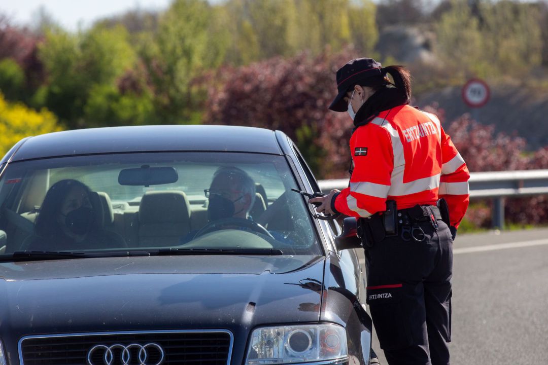 Una ertzaina lleva a cabo un control Una ertzaina lleva a cabo un control