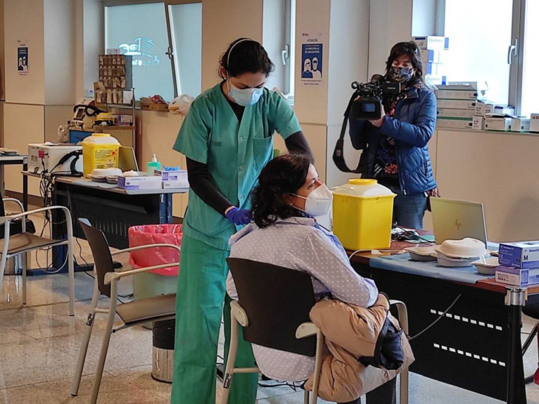 Una mujer recibiendo la vacuna contra el coronavirus, en una imagen de archivo Una mujer recibiendo la vacuna contra el coronavirus, en una imagen de archivo